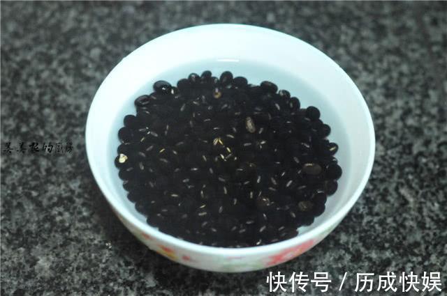 黑豆|人称“蛋白之王”，补铁是黄豆的30倍！3块钱做1锅，好吃省事