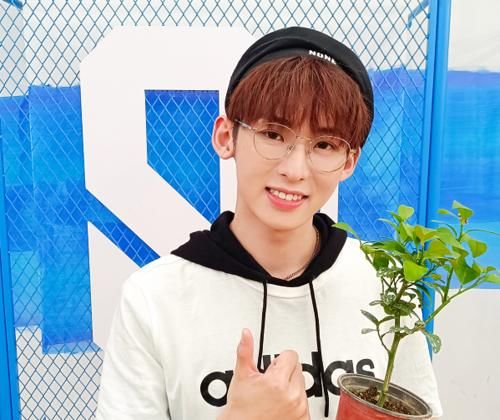 唐九洲被水泼到脱妆,用毛巾擦干后素颜状态绝了,确定是22岁?