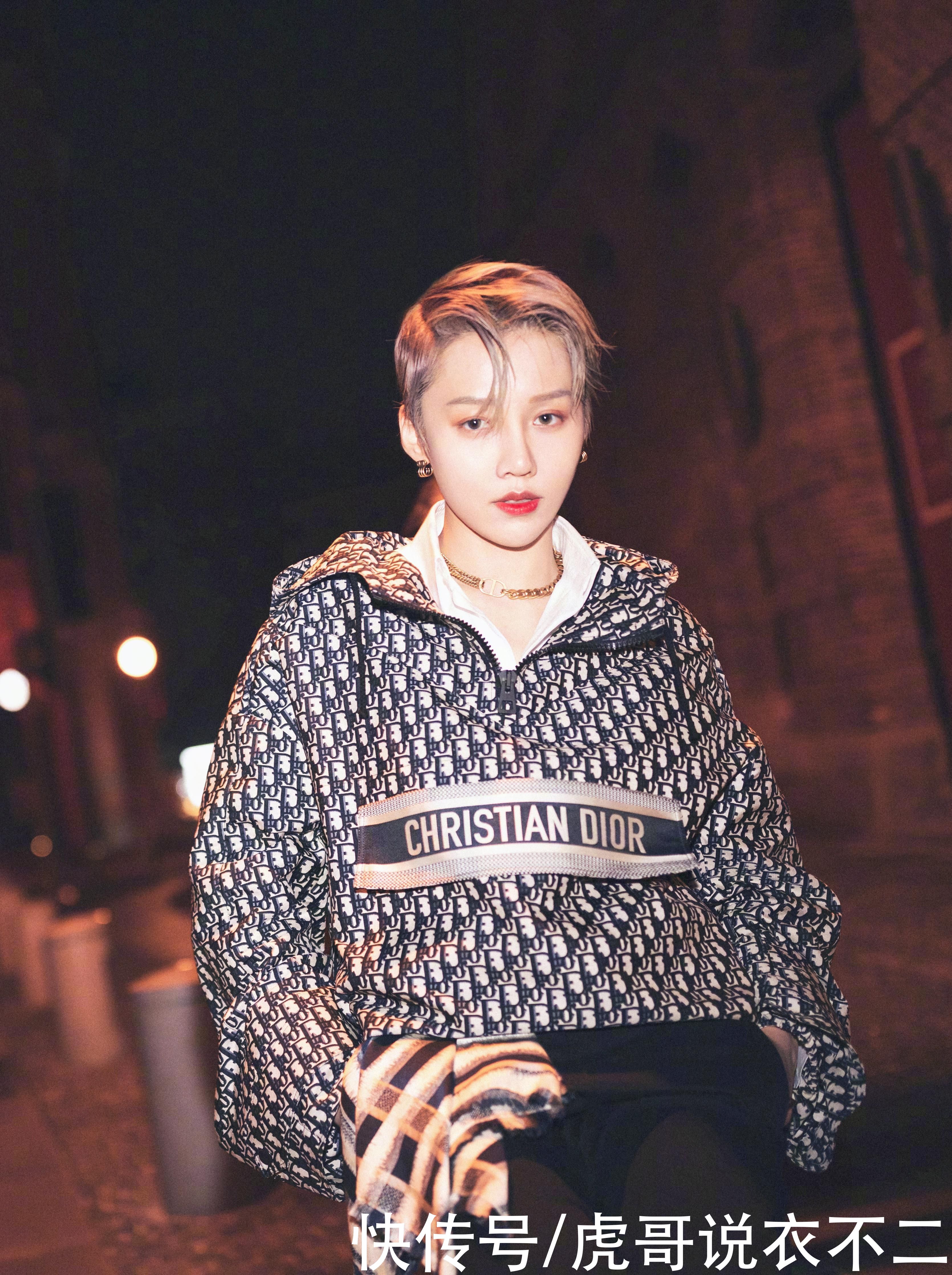 女生也可以很帅气，刘雨昕身穿复古卫衣参加活动，造型太潇洒了