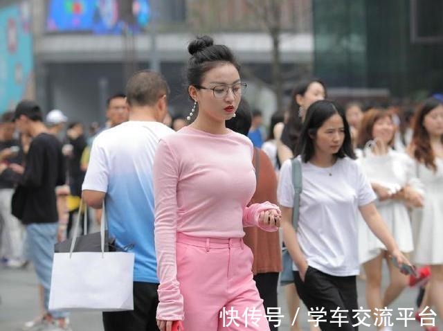 小家碧玉 黑色镂空低领背心搭配白色破洞打底裤,大方自然,气质小家碧玉!