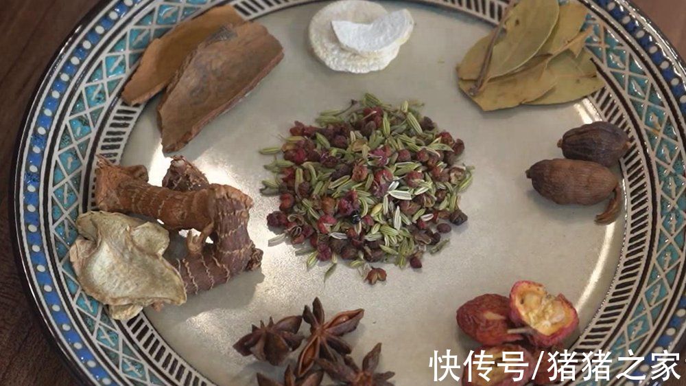 这样卤出来的牛肉颜色自然红润,不干不柴,卤香味十足,太攒劲了