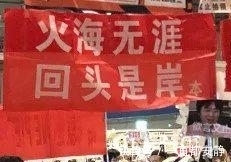 gl|正经人谁去漫展看Coser啊？都是去看野生横幅的