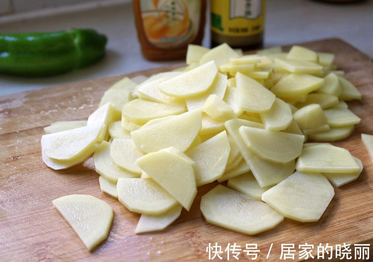 比肉都好吃的青椒炒土豆片,简单易上手,百吃不厌
