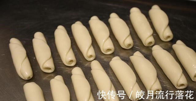 紫薯蛋黄酥|紫薯蛋黄酥的简单做法，香酥可口，营养美味！