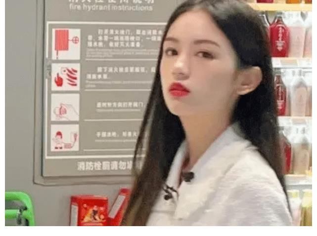 低头见|同是和丁真一起逛街，周也姚安娜态度差太多，一个细节瞬间路转粉