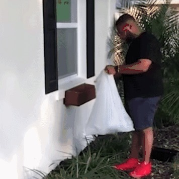 |搞笑GIF:小姐姐真是个狠人 下次过来记得带个铁盆