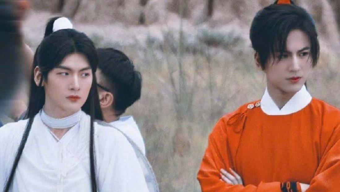 花城|《天官赐福》路透照,谢怜发型神还原佟湘玉,发型师能上点心吗?