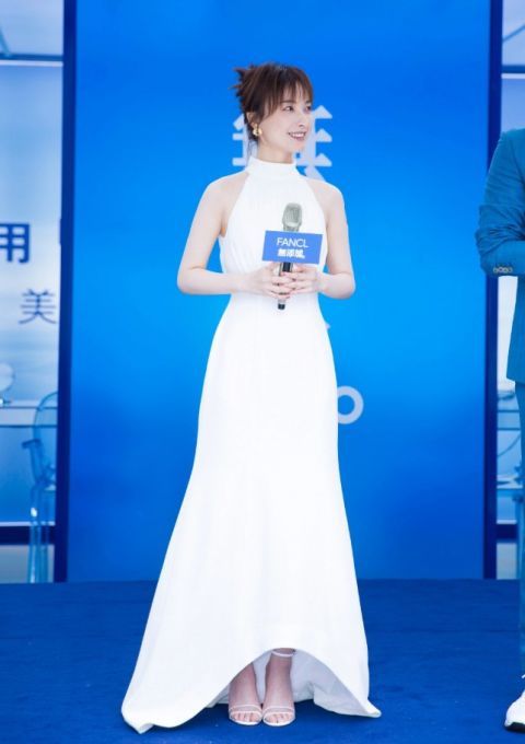 脖裙|吴昕越来越有女神范，穿纯白挂脖裙出席活动，身姿曼妙太抢镜