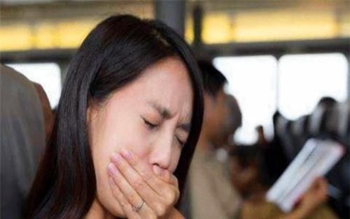 想出去旅游怕晕车?教你3个解决晕车小妙招,坐车再也不担心