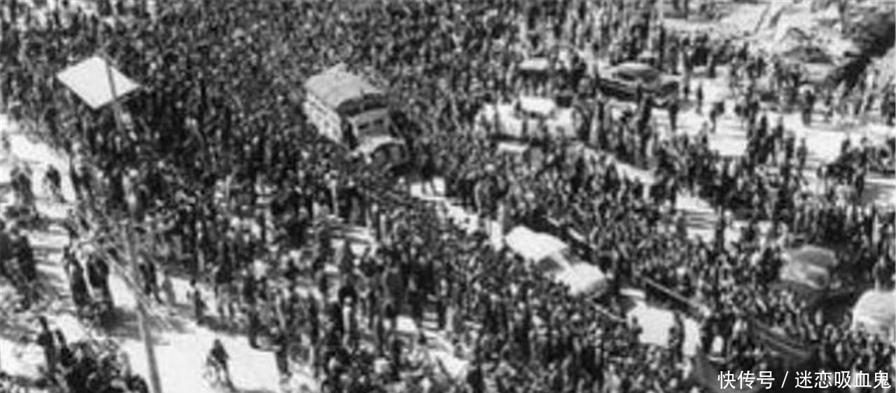 现场|鲁迅先生出殡现场 10公里数万人为其送行, 抬棺16人各个声名显赫!