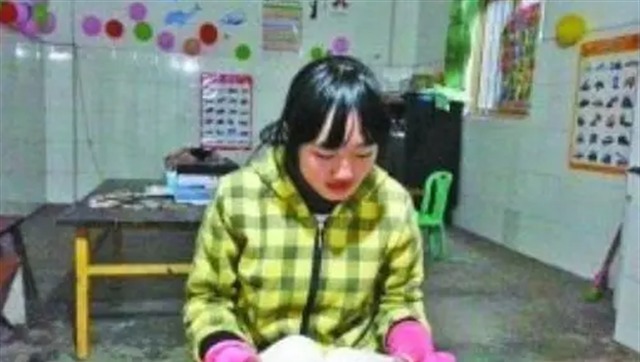 赡养|四川老汉收养一女婴,辛苦抚养23年,女儿长大后却将其告上法庭