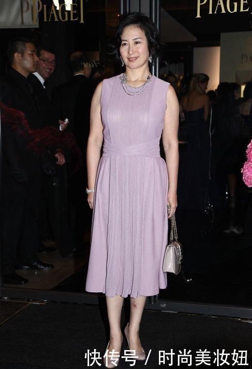 腰部|何超琼也太“敢穿”,穿大U领蕾丝连衣裙身材傲人,气质惊艳了