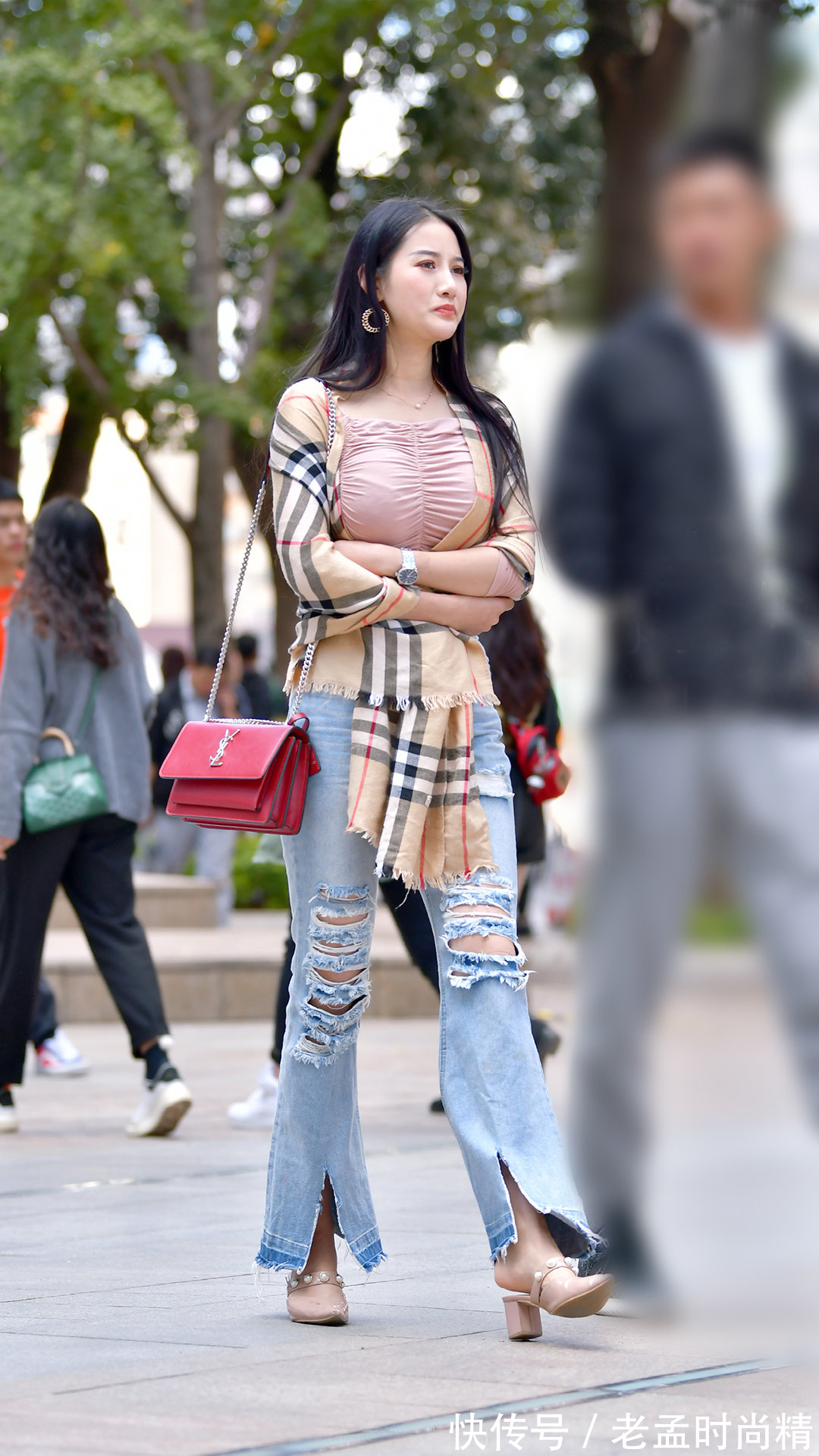 小衫 秋季运用披肩,让简单的穿搭变得时髦起来,穿出优雅又温馨的美