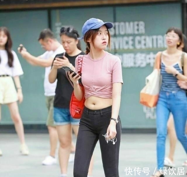 街拍牛仔裤的小美女,小肚腩有些许尴尬