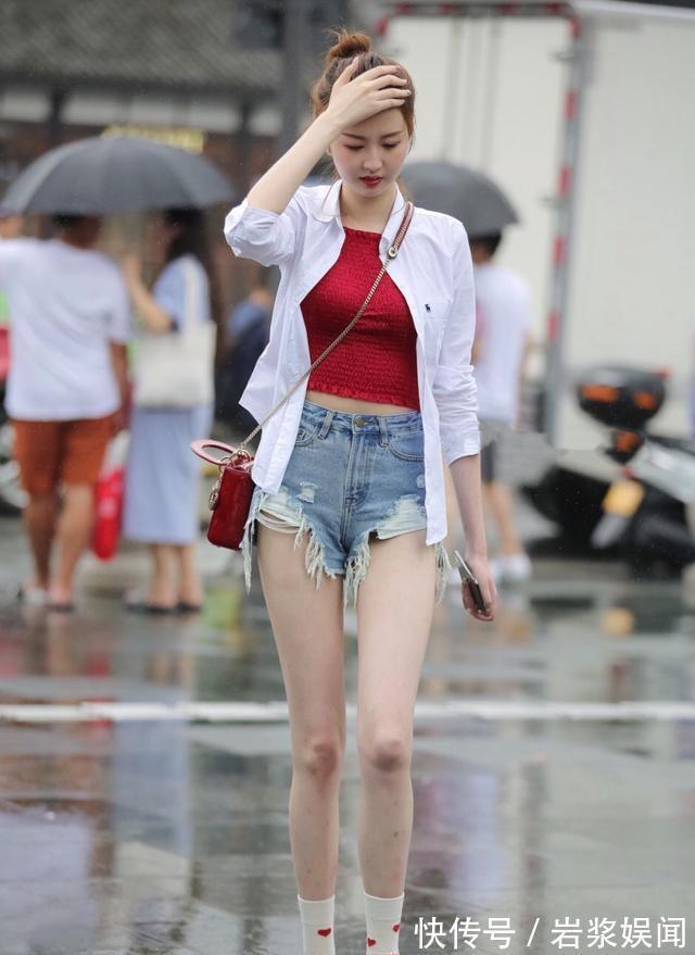 蕾丝 黄色短款T恤搭配灰色打底裤,修身又显高,整体展现知性风格