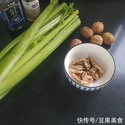 芹菜|全网最详细的西芹拌桃仁的做法，手残党都一次成功