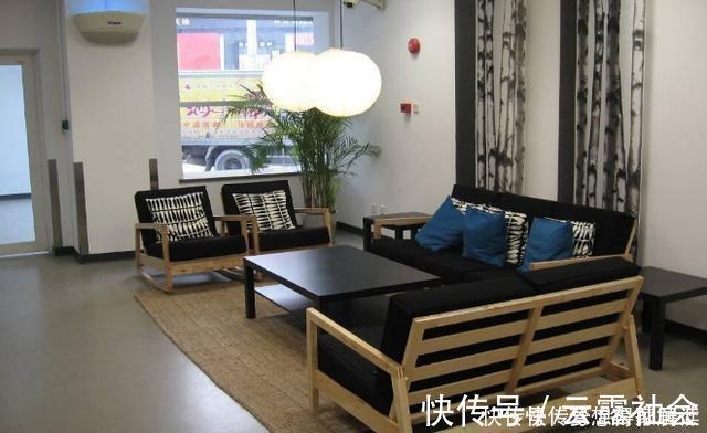 美观|越来越多人地面不铺瓷砖地板,浪费钱!现在潮流这种,实用又美观