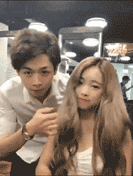 |搞笑GIF:妹子你这美我们真不懂,还以为是椎间盘突出呢