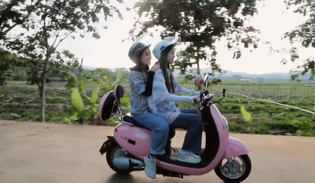 工作人员 节目组保护措施有多强?欧阳娜娜骑电车,看清多少人员护驾,懵了