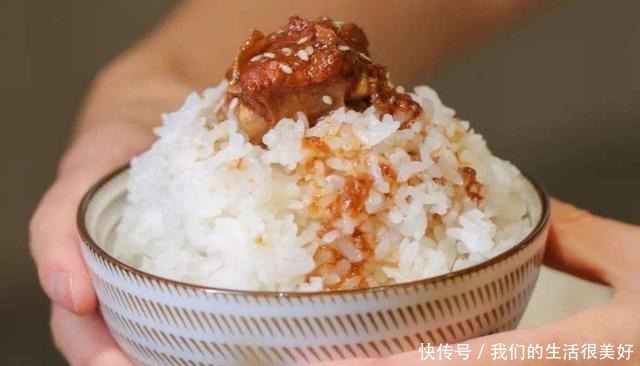 煮米饭只会放清水可不行,学会饭店这一招,米饭香甜又松软,好吃!