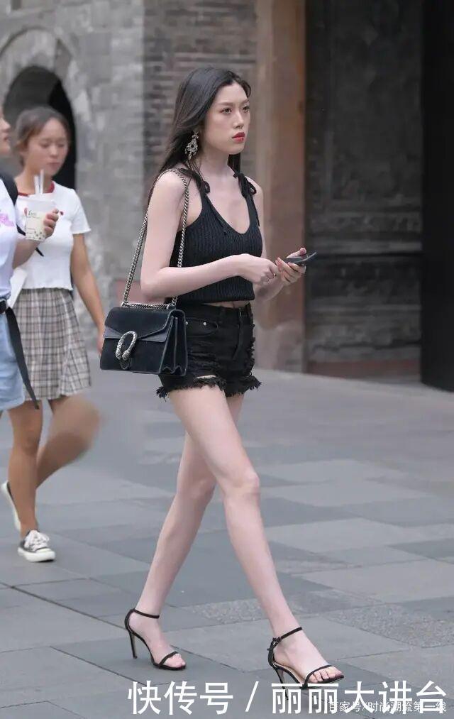 逛街也要穿得优雅,牛仔短裤+高跟鞋,过了40岁的女人也可以穿!