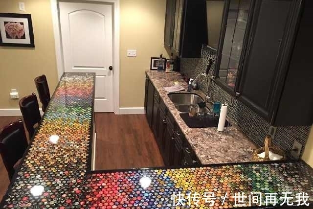 直击男子五年攒下2530个瓶盖,制作了一个别致的吧台