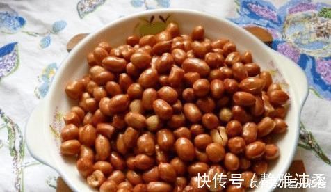 炸花生米，先放油就错了！大厨教你正确做法，香脆美味，不回潮