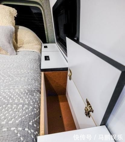 小卧室早该舍弃床头柜，靠墙塞15公分宽薄柜，收纳何止多出2倍