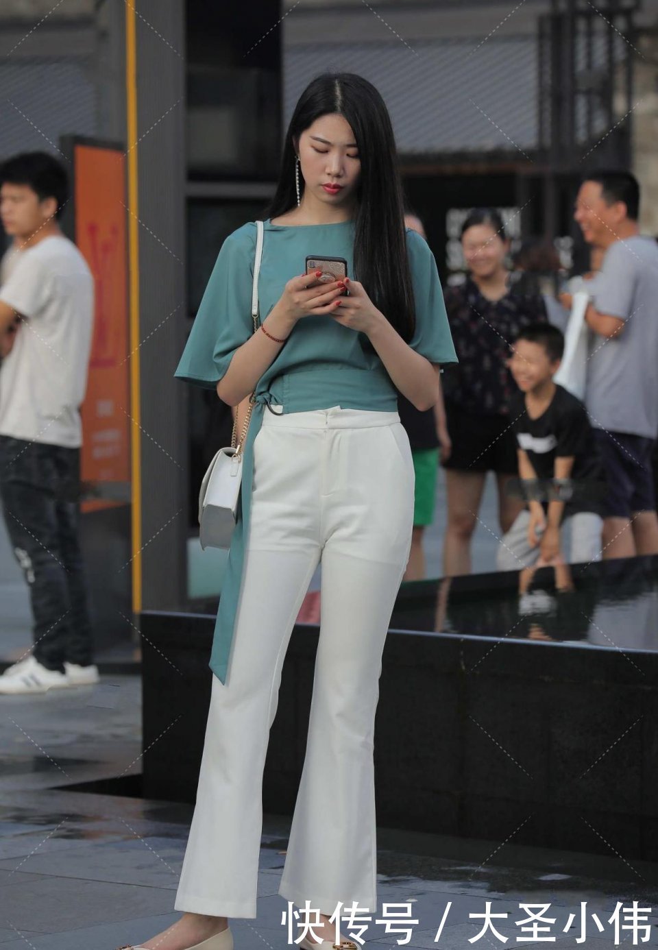 搭配|美女街拍:一身“女白领“既视感,一看都是干练职场女性,不过看着像迟到了