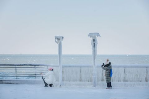 青岛金茂湾附近海边冰挂成景 宛如童话