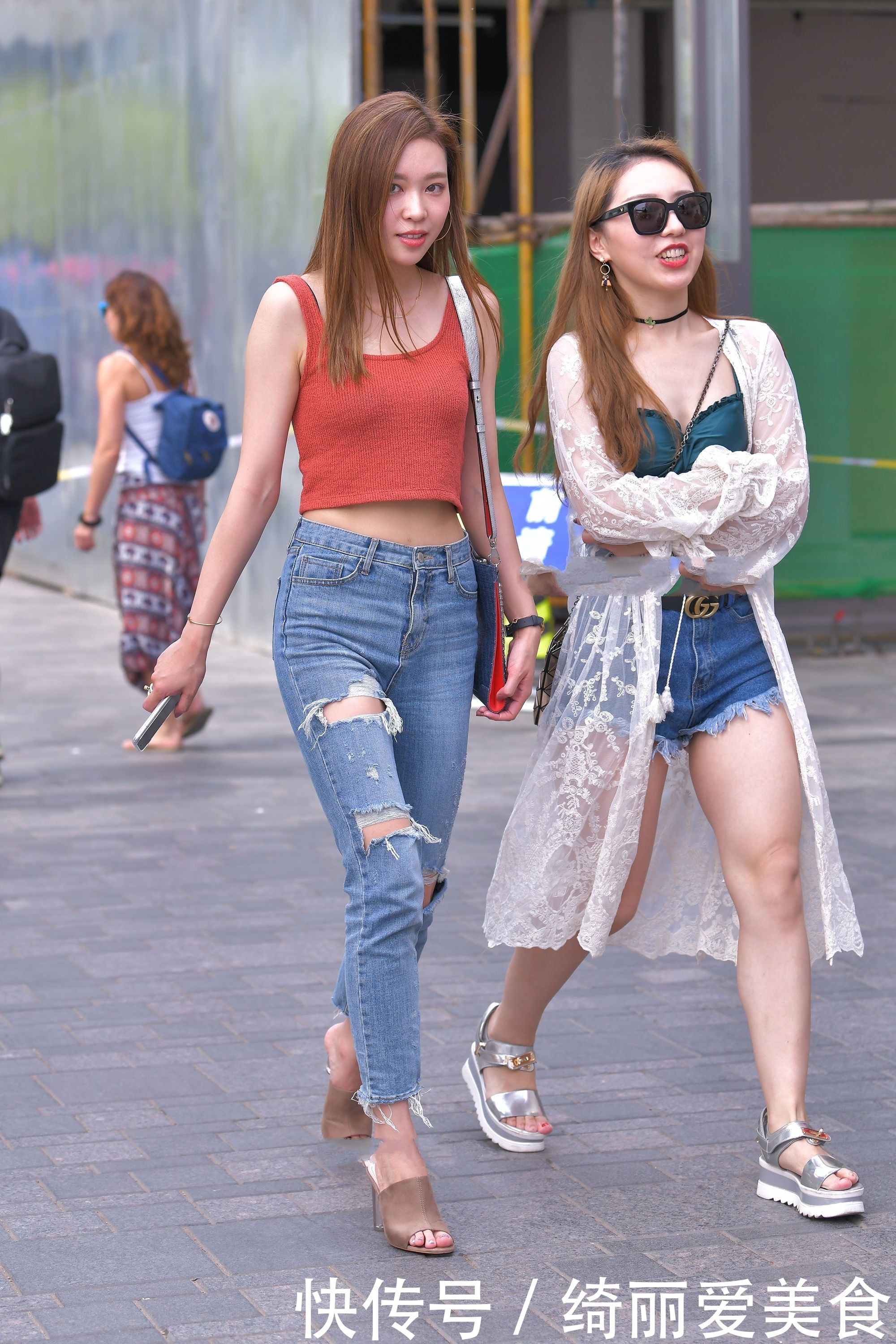 豆沙粉U型吊带搭配破洞牛仔裤,舒适时尚,青春减龄