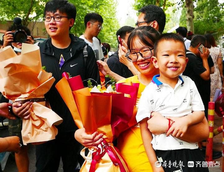 济南|高考结束，济南四岁弟弟给姐姐献花