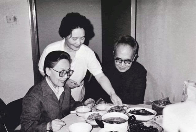 向达!钱钟书女儿为父亲作了一幅画,杨绛欣赏完捧腹大笑,笑称太形象了