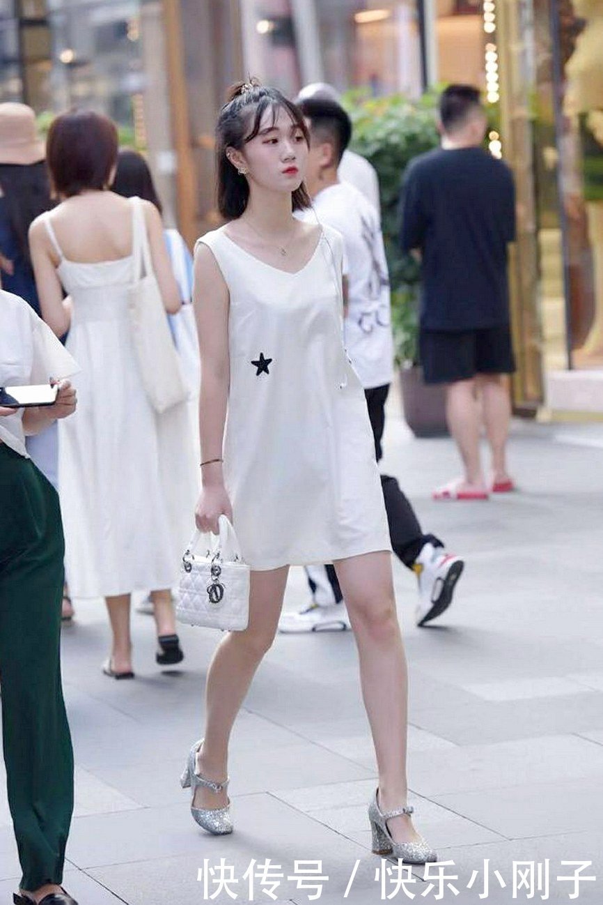 T恤|纯白T恤外搭白色衬衫,势必会引领另一番潮流!