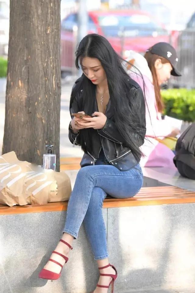 身材比例|高腰裤子搭配短款上衣,不仅特别时尚,同时身材比例也能凸显出来