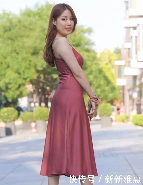 一身白色|街拍：一身白色搭配的美女，秀出白皙大长腿，让人怎么都看不够