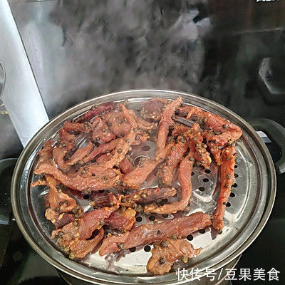 用这道麻辣肉干冬季小零食征服家人的味蕾吧