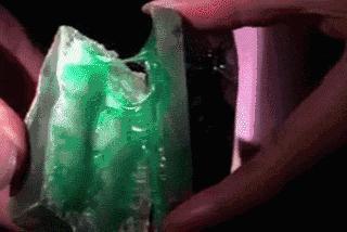 刀片|200多万的翡翠原石,切割时刀片突然断裂,里面充满了钢珠和螺丝钉!