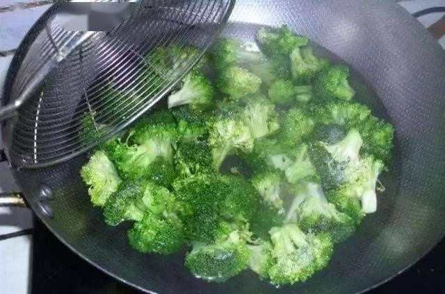 炒西兰花，不可直接下油锅！少这一步，西兰花发“蔫”