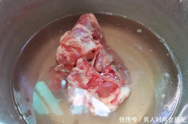 骨头|猪身上“最营养”的部位,10元一斤没人买,肉贩子自己偷留着吃