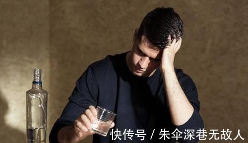 痛风患者|尿酸高5类食物要忌口，会让尿酸越来越高，痛风“缠上”你！