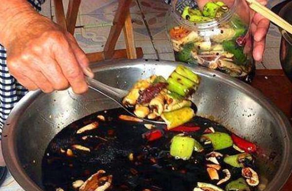 干净|腌黄瓜不能直接撒盐,记住个细节,黄瓜更脆更入味,2个月都不坏