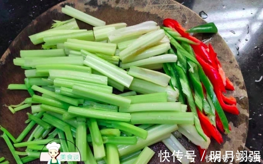此青菜，铁含量比番茄多20倍，简单炒一炒，鲜香脆嫩，补血要多吃