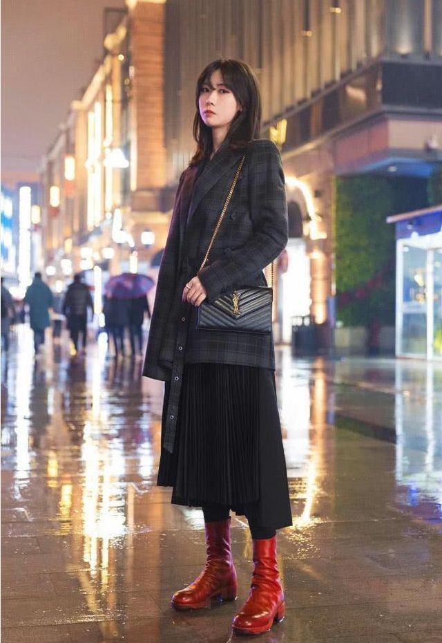造型|小姐姐身穿红色无袖上衣,搭配白色的长裤,造型很时尚