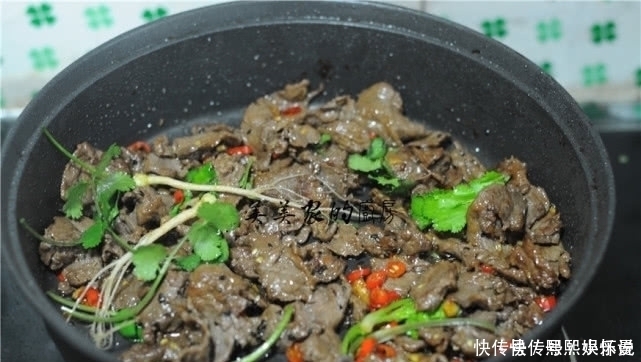 炒牛肉时,加料酒是大错特错加点“它”,鲜嫩水灵,还不粘锅