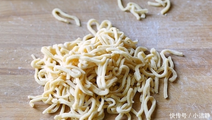 沙琪玛|1碗面粉2个鸡蛋,2分钟教你做沙琪玛,香甜松软,比买的还好吃