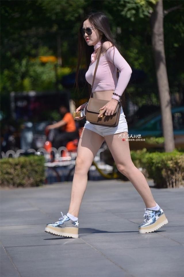 街拍美女性感端庄的小妹妹,算得上是国色天香