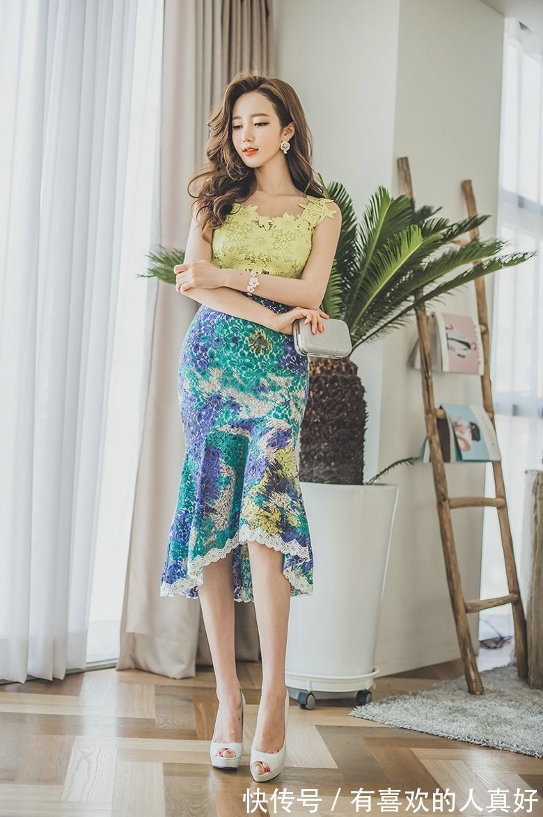 蕾丝|穿黄色蕾丝连衣裙的美女,脚上一双恨天高很是亮眼