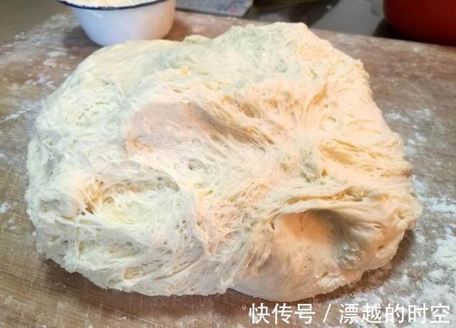 发面时加点它，10分钟就能发好面，蒸出的馒头又大又白，超级好