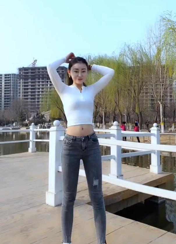 女神 紧身牛仔裤、小白鞋的搭配,穿出学院风的女神味道!